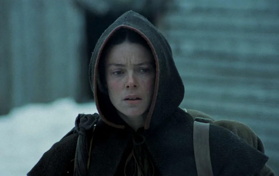 Chica con sudadera con fondo urbano nevado