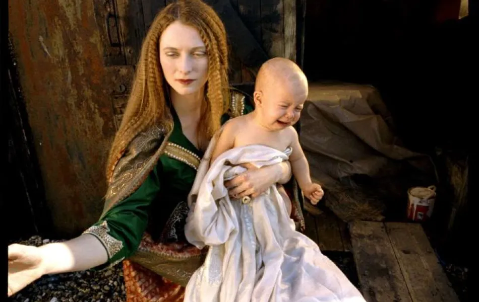 Mujer sujeta a bebé llorando