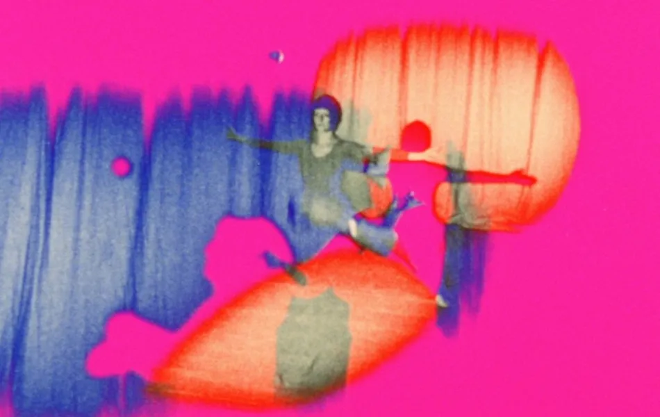 Fotografía con figura de mujer al fondo velada con tonos rosas y azules