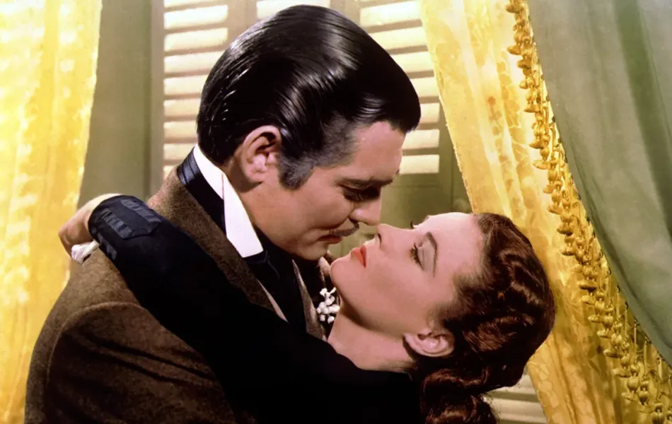 Mujer y hombre a punto de besarse