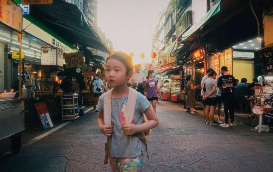 Niña coreana con mochila pasea por la calle