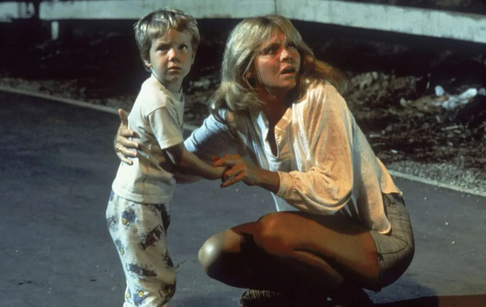 Madre e hijo pequeño asustados en una carretera