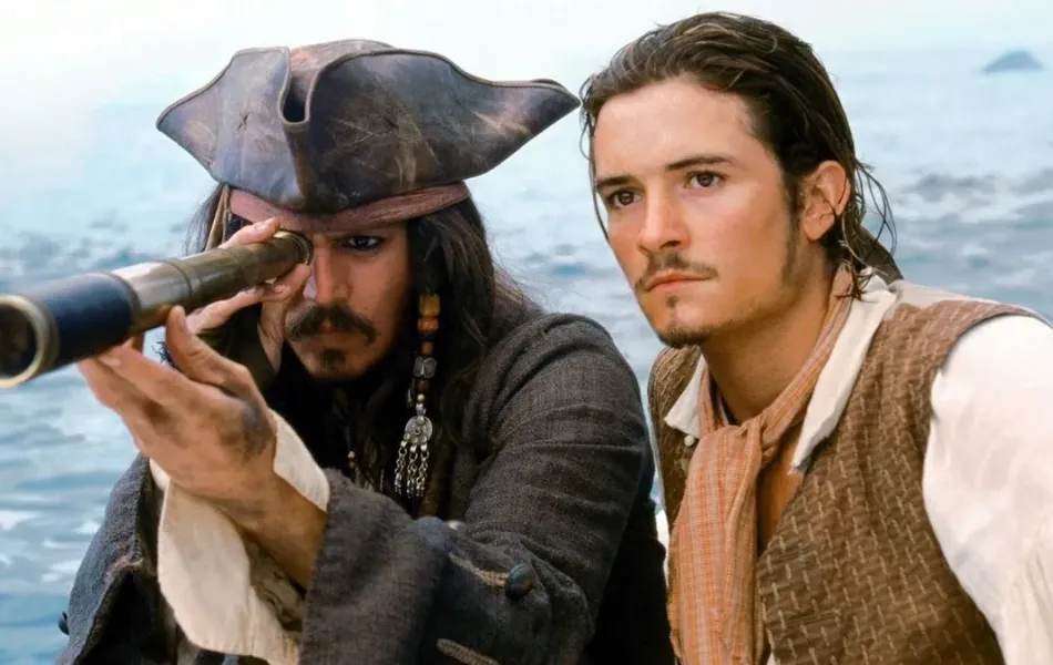 Dos piratas. Uno de ellos mira por un catalejo