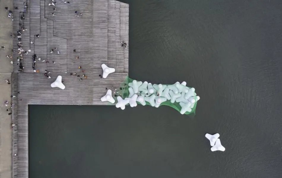 Vista aérea de grandes estructuras triangulares de color blanco