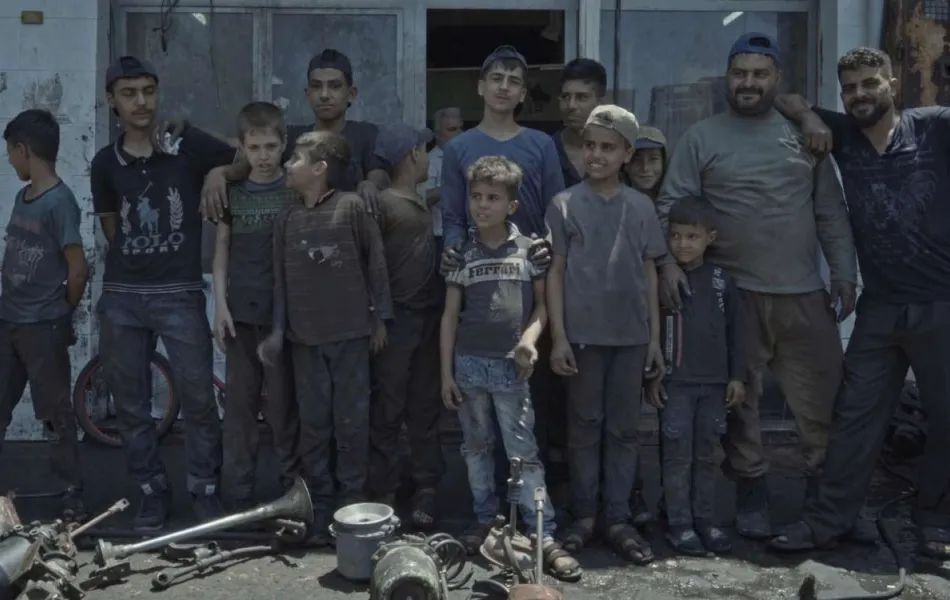Grupo de niños posan a cámara