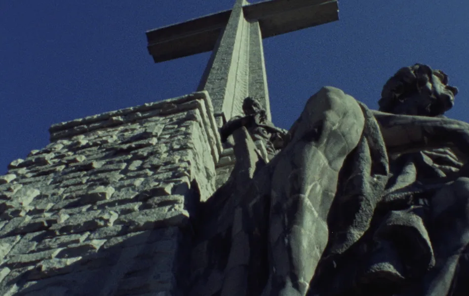 Una estatua vista desde abajo