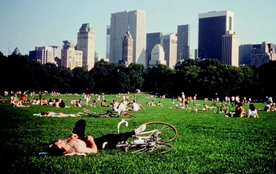 Gente tumbada en el cesped de Central Park en Nueva York