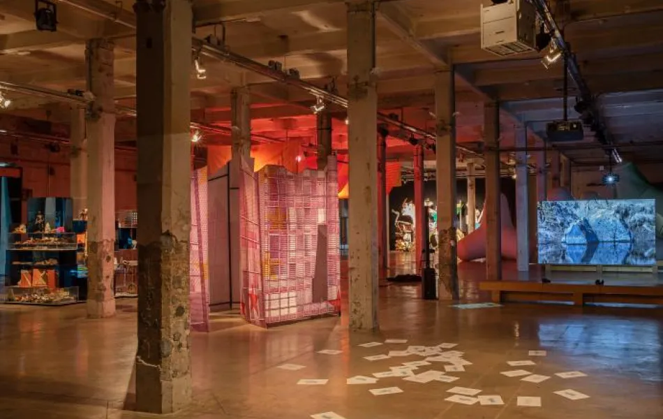 Sala con columnas que alberga obras de arte