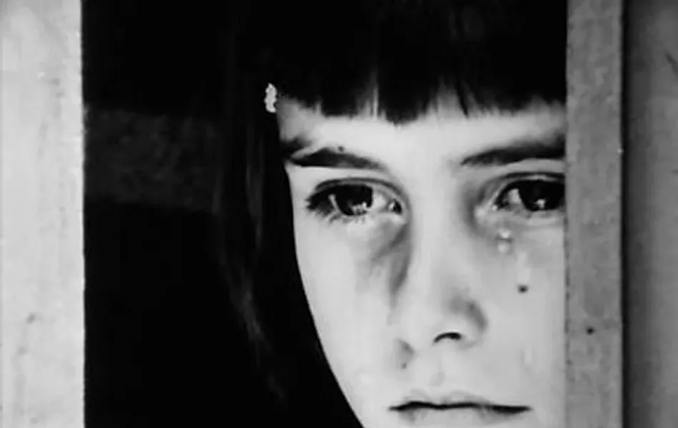 Rostro en primer plano de niño que llora