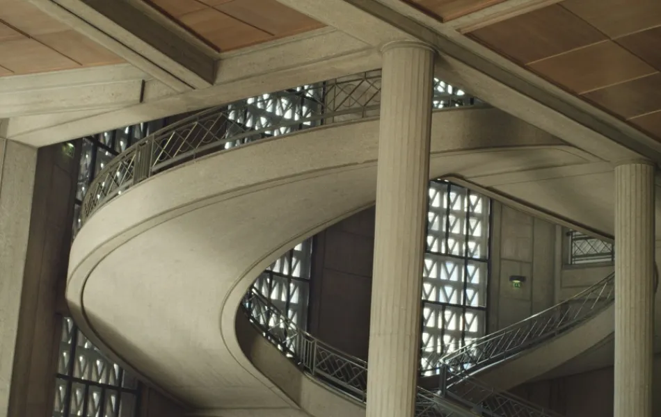 Escalera de caracol en edificio