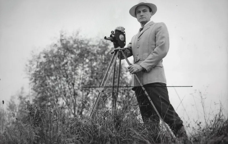 Director de cine rodando en el campo