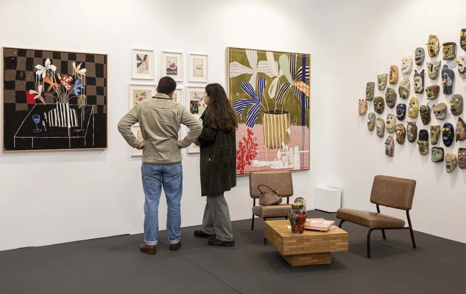 Una pareja observa obras de arte