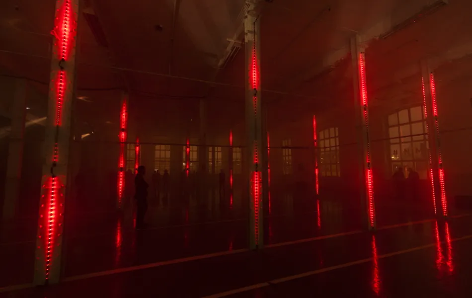 Nave industrial con columnas iluminadas en rojo