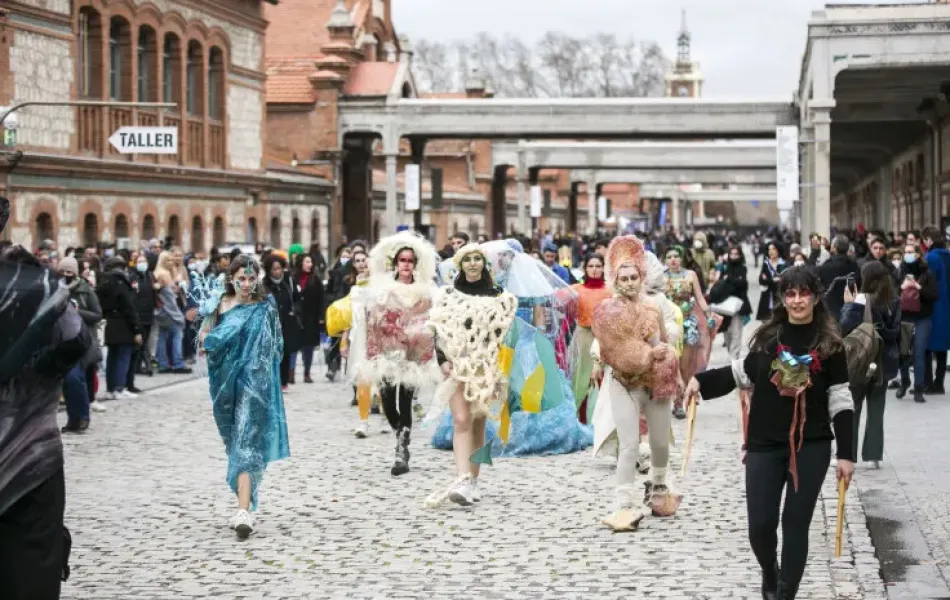Gente disfrazada desfila por Matadero Madrid