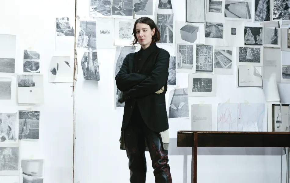 Mujer artista posa junto a su obra