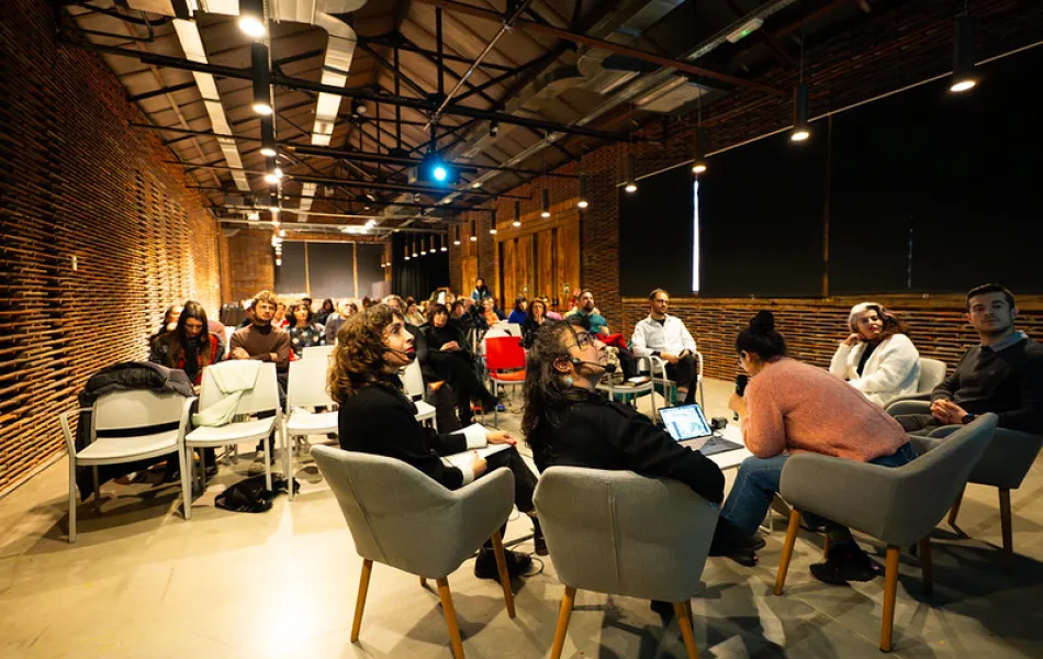 Grupo de personas asisten a una conferencia