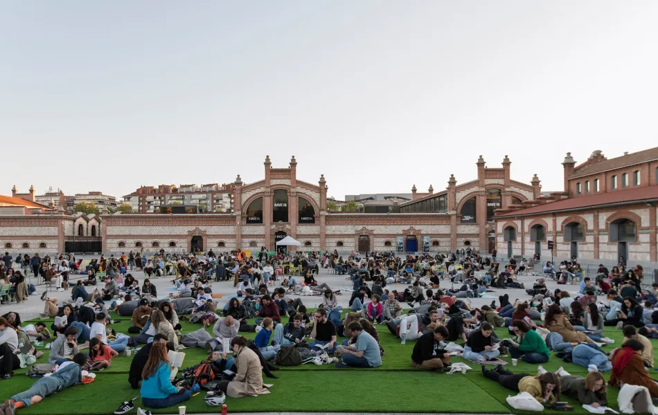 Gente leyendo sentada en una plaza
