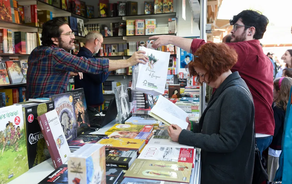 Gente comprando comics en una caseta
