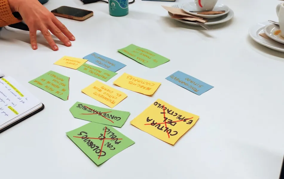 Post its de colores sobre una mesa