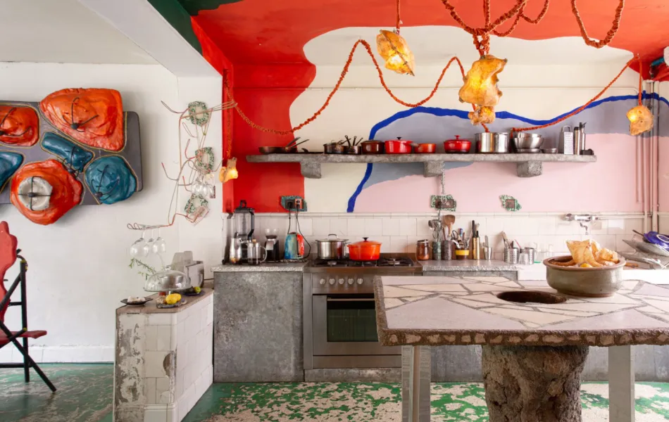 Cocina con hinchables en las paredes