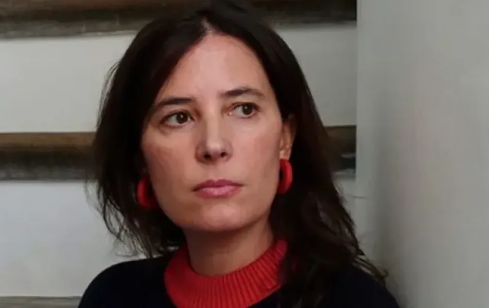 Rostro de mujer con pendientes rojos