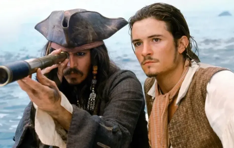 Dos piratas, uno mira por un catalejo.