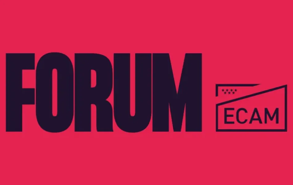 Letras FORUM y logotipo ECAM sobre fondo rojo
