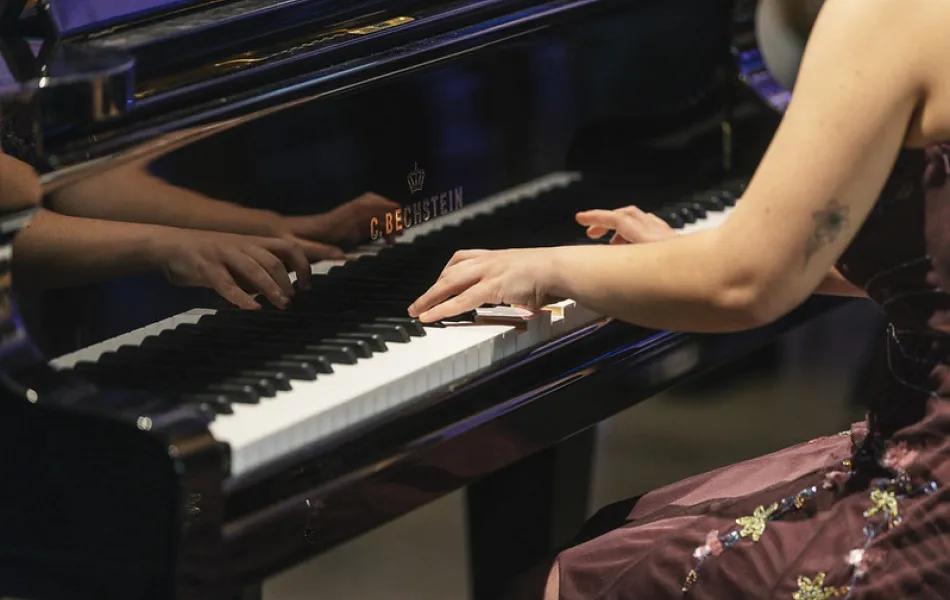 manos de mujer tocando un piano