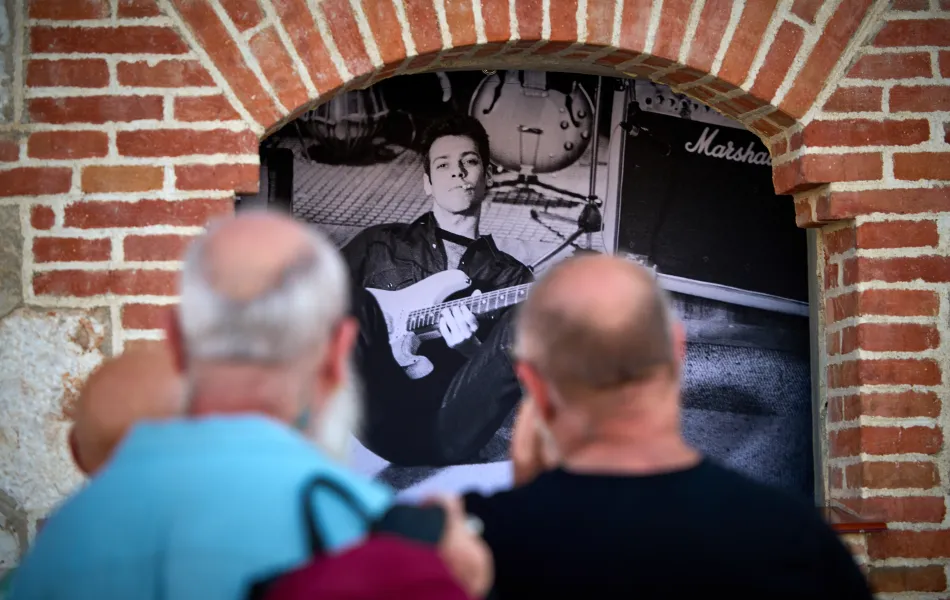 Dos personas miran una foto de un músico