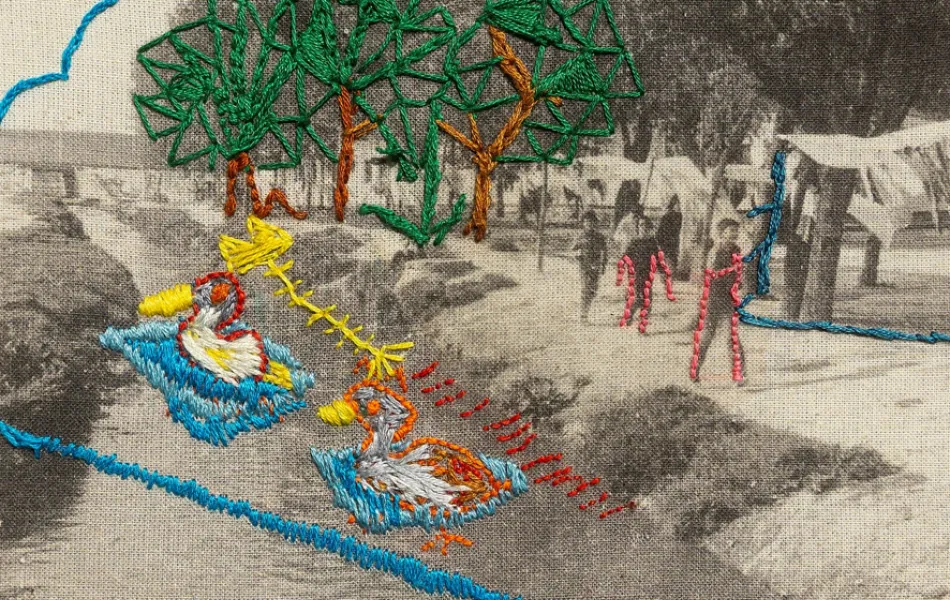 Ilustración boradada que representa un río, pájaros y personas paseando por su ribera