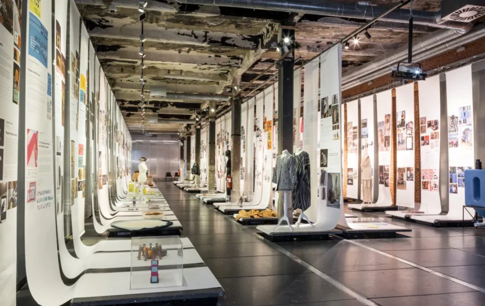 Galería con obras y trajes expuestos