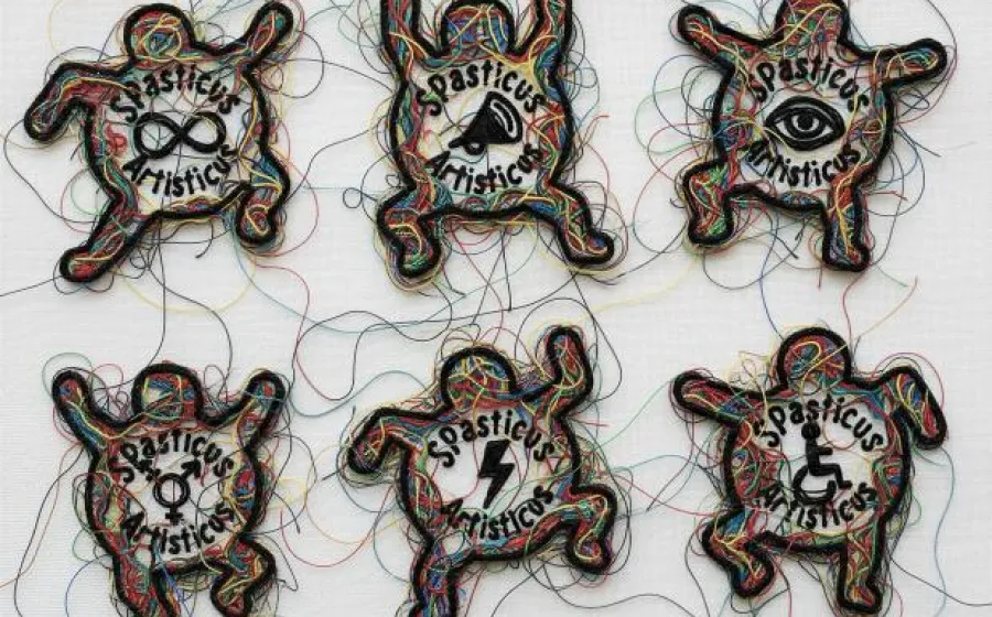 Seis figuras humanas hechas con hilo