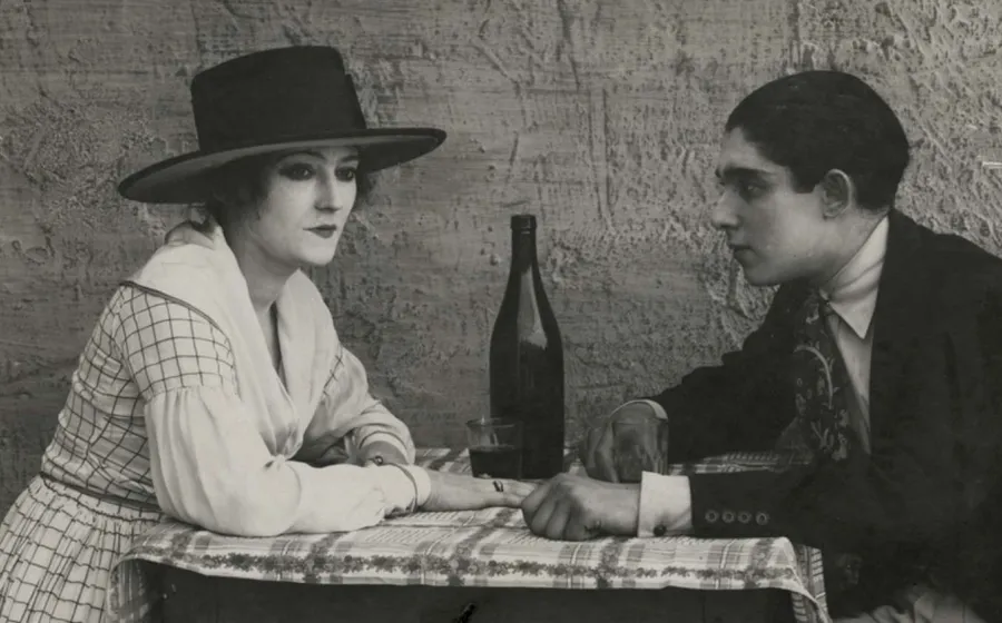 Una pareja comparte una botella de vino en una mesa de restaurante