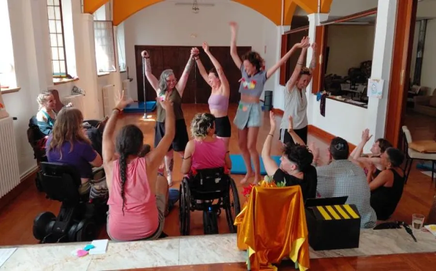 Chicas bailando alegres