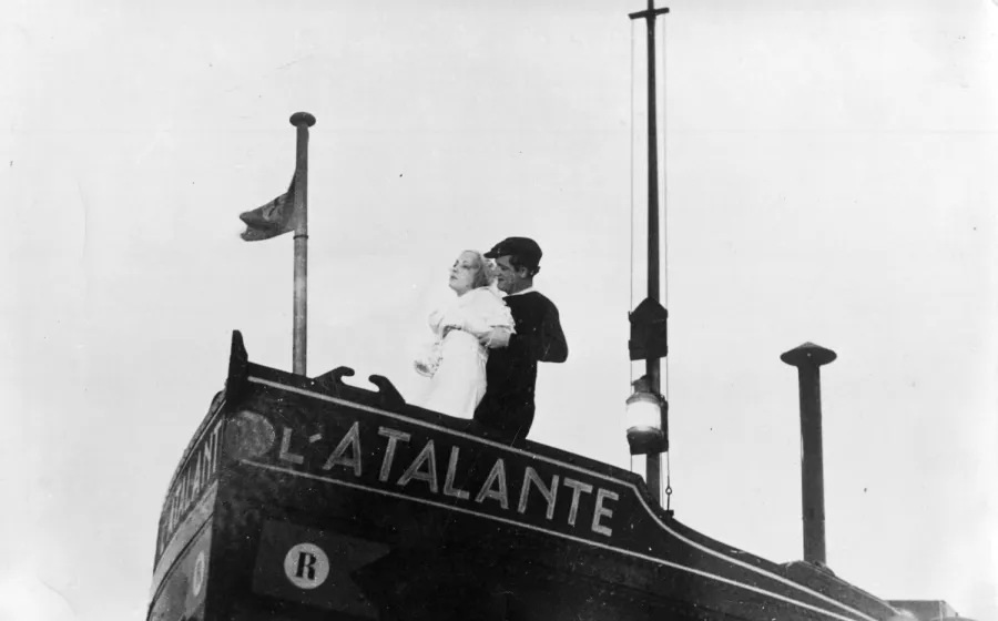 fotograma en blanco y negroUna pareja de mujer y hombre se abraza en la proa de un barco