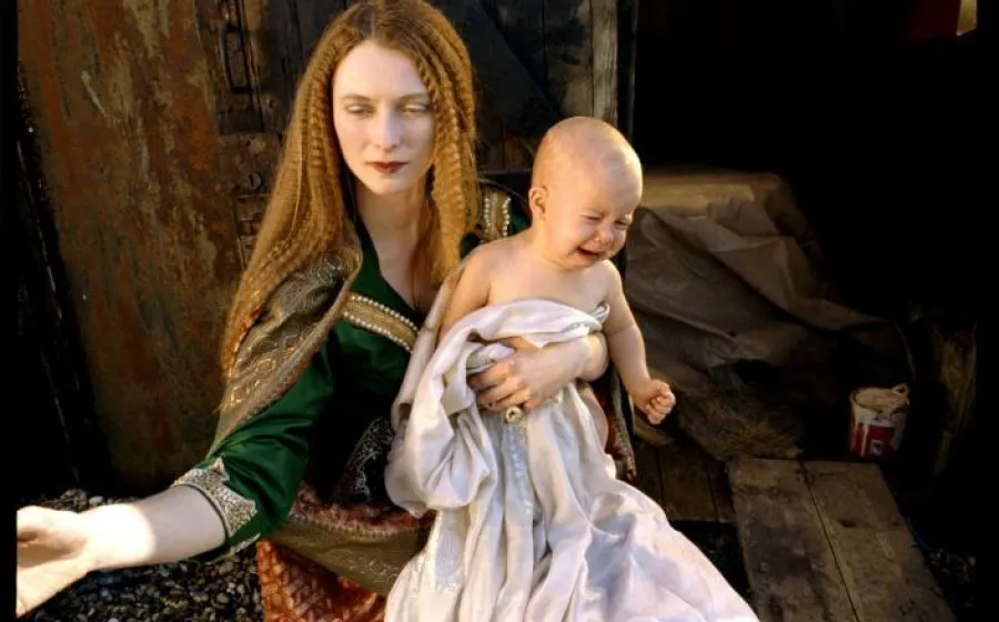 Mujer sujeta a bebé llorando