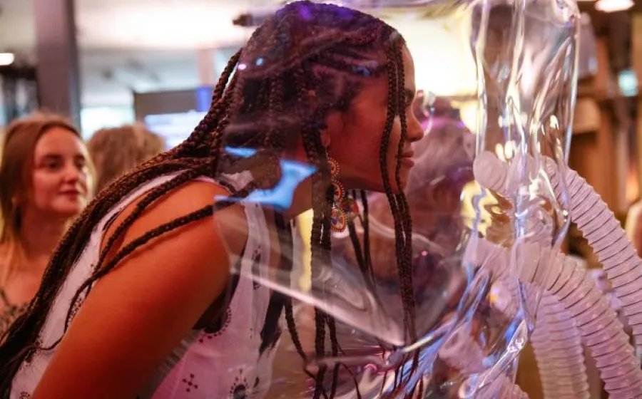 Una chica se acerca a oler algo