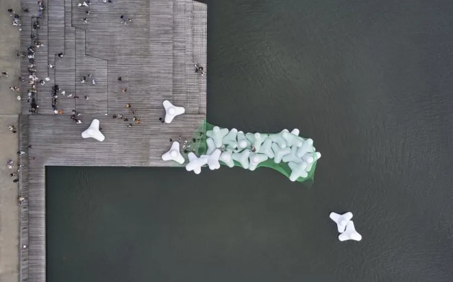 Vista aérea de grandes estructuras triangulares de color blanco