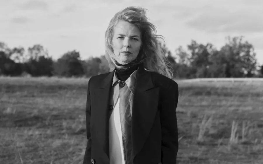 Foto en blanco y negro de mujer en un campo