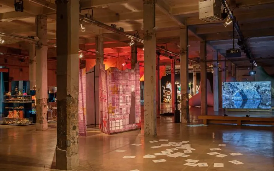 Sala con columnas que alberga obras de arte
