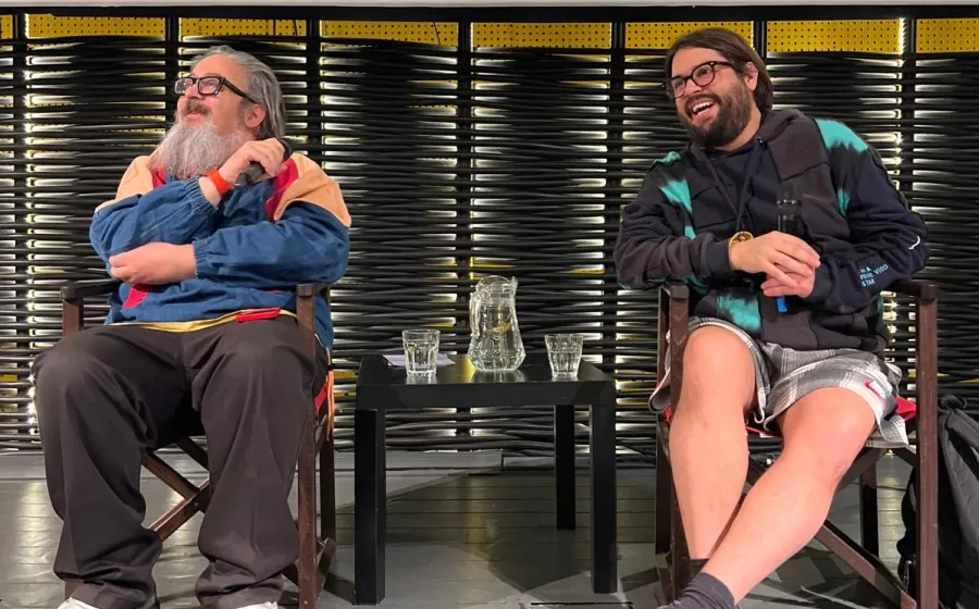 Dos hombres sentados ríen