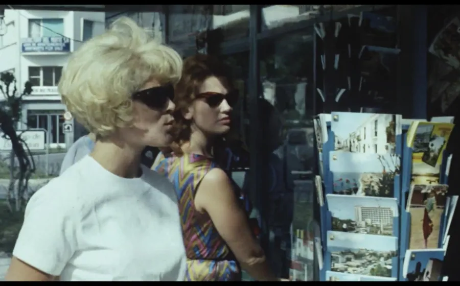 Dos mujeres con gafas de sol miran un escaparate