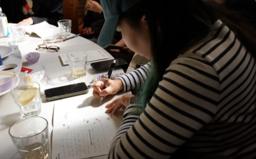 Chica escribiendo en un papel