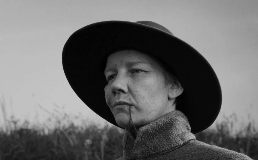Fotografía en blanco y negro con sombrero mira al horizonte