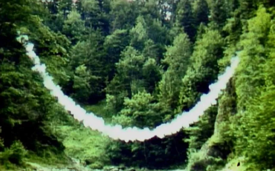 Arco, 1978 (fotograma Súper 8). Roman Signer.
