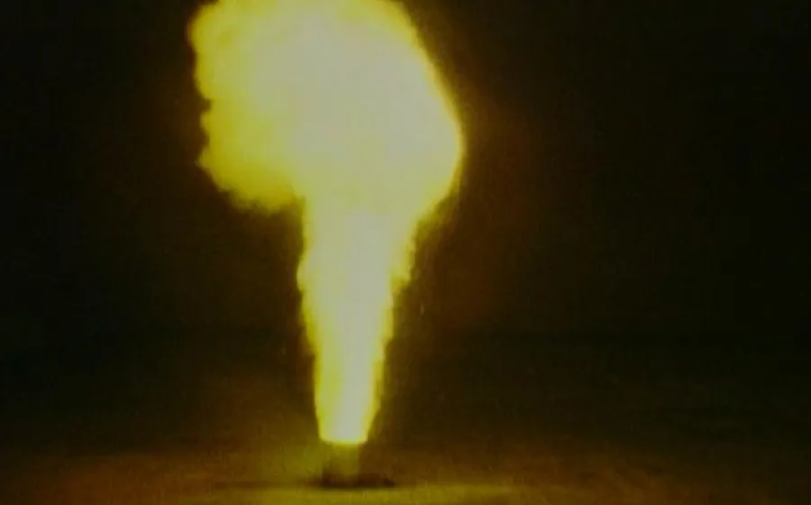 Fuego, 1982 (fotograma Súper 8). Roman Signer.