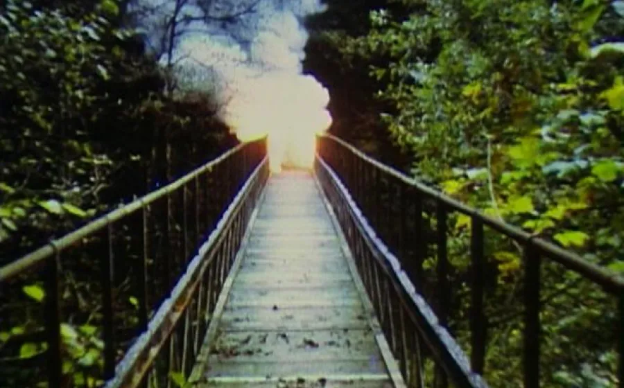 Puente, 1981 (fotograma Súper 8). Roman Signer.
