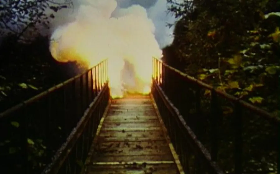 Puente, 1981 (fotograma Súper 8). Roman Signer.