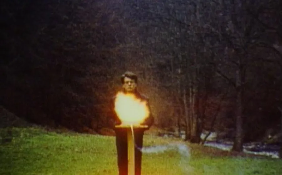 Mesita, 1980 (fotograma Súper 8). Roman Signer.
