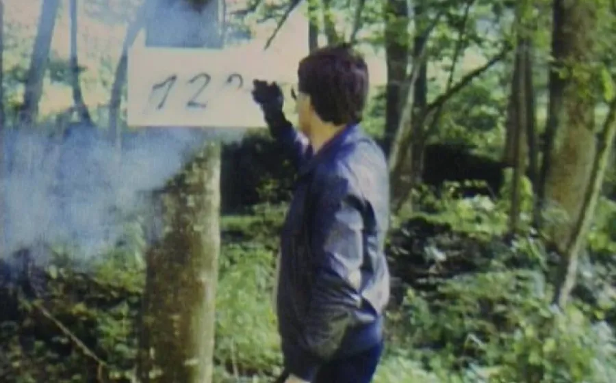 Escribiendo 1-2-3,  1982 (fotograma Súper 8). Roman Signer.